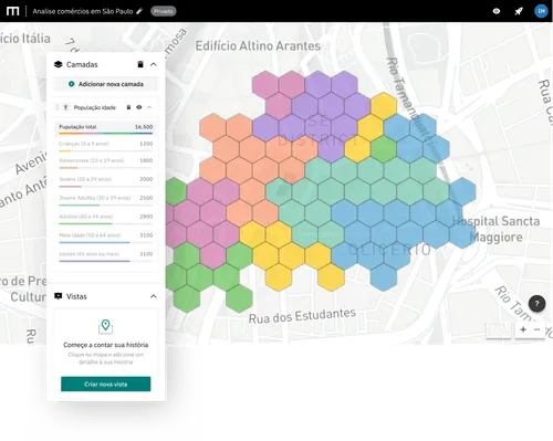 Mapa hexagonal colorido mostrando a distribuição da população por faixas etárias em São Paulo com legenda detalhando números para crianças, adolescentes, jovens, adultos e idosos.