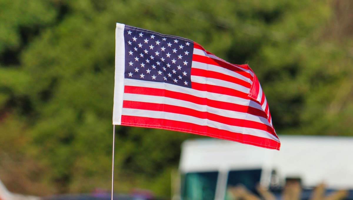5 American Flag Lapel Pin Etiquette Rules You Must Know | custompinsnow.com