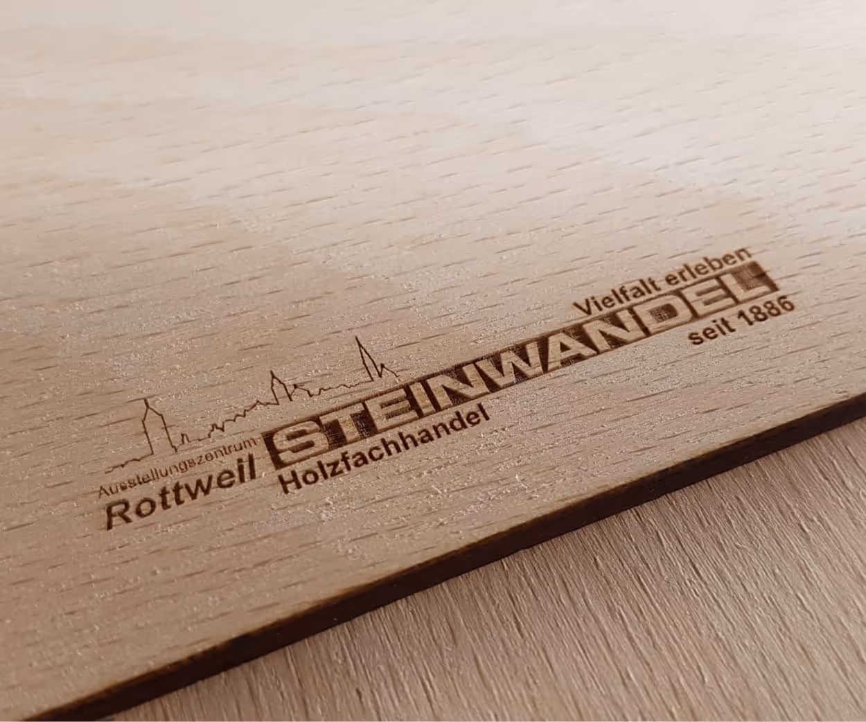 Firmenlogo eingraviert in Holz