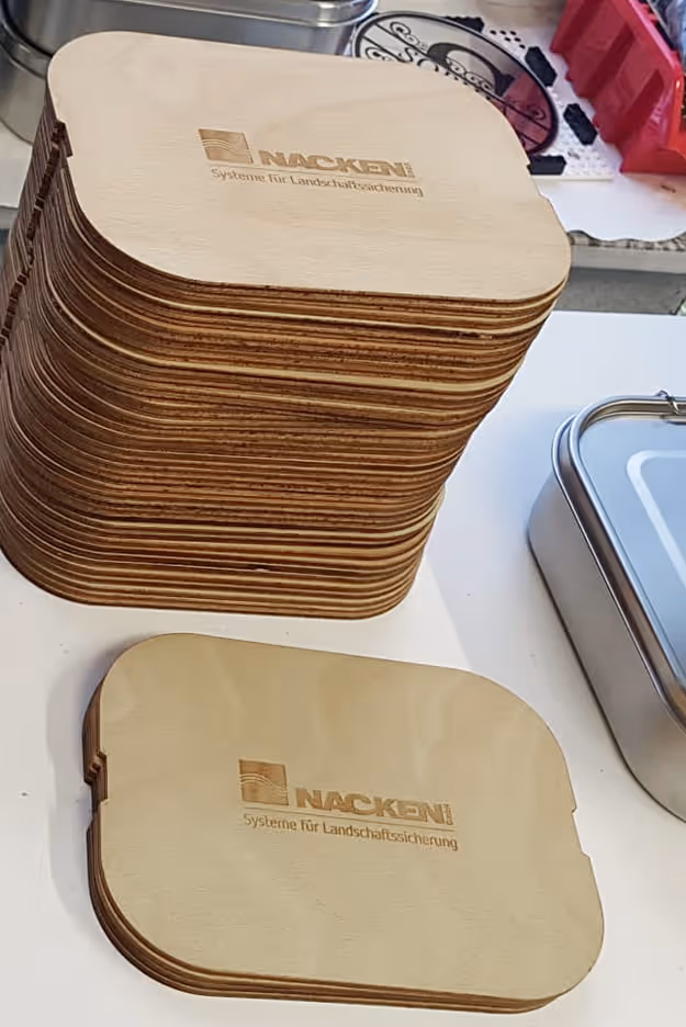 Vesperbrettchen von Lunchbox mit Logo graviert als Mitarbeitergeschenk