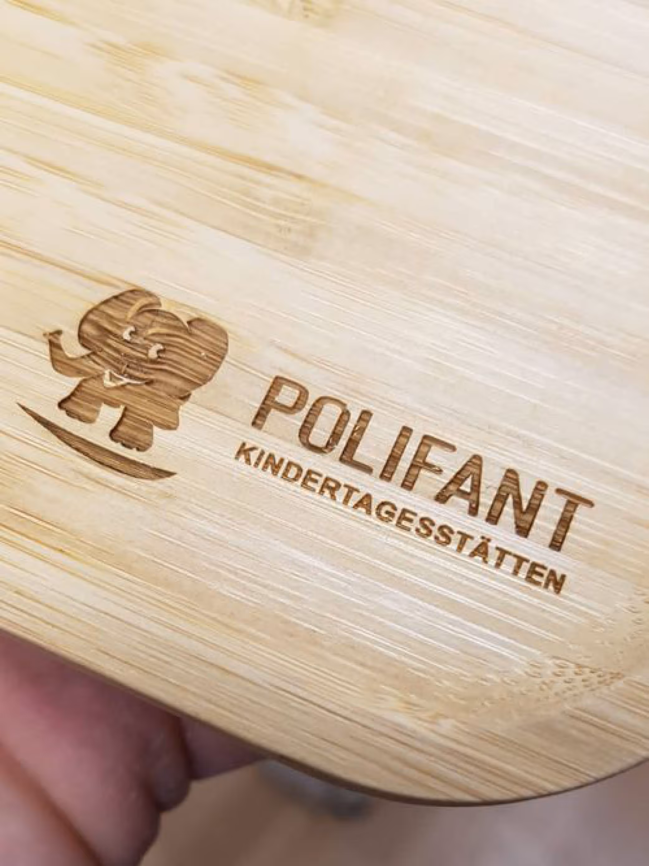 Vesperbrettchen aus Holz graviert mit Logo