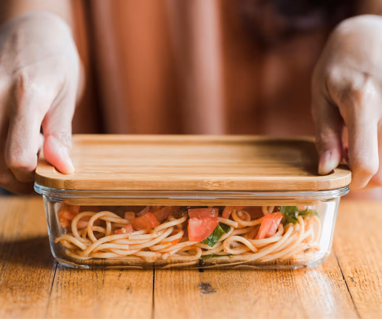 Nachhaltige Lunchbox aus Glas mit Deckel aus Bambusholz
