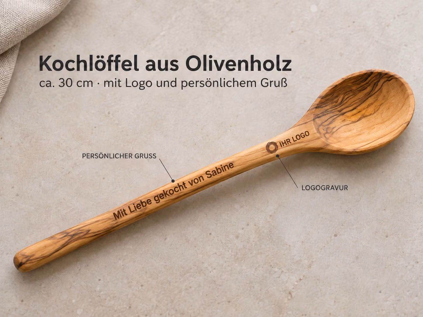 Nachhaltiges Firmengeschenk: geöffnete Pasta-Geschenkbox mit Bio-Zutaten und personalisiertem Olivenholz-Kochlöffel