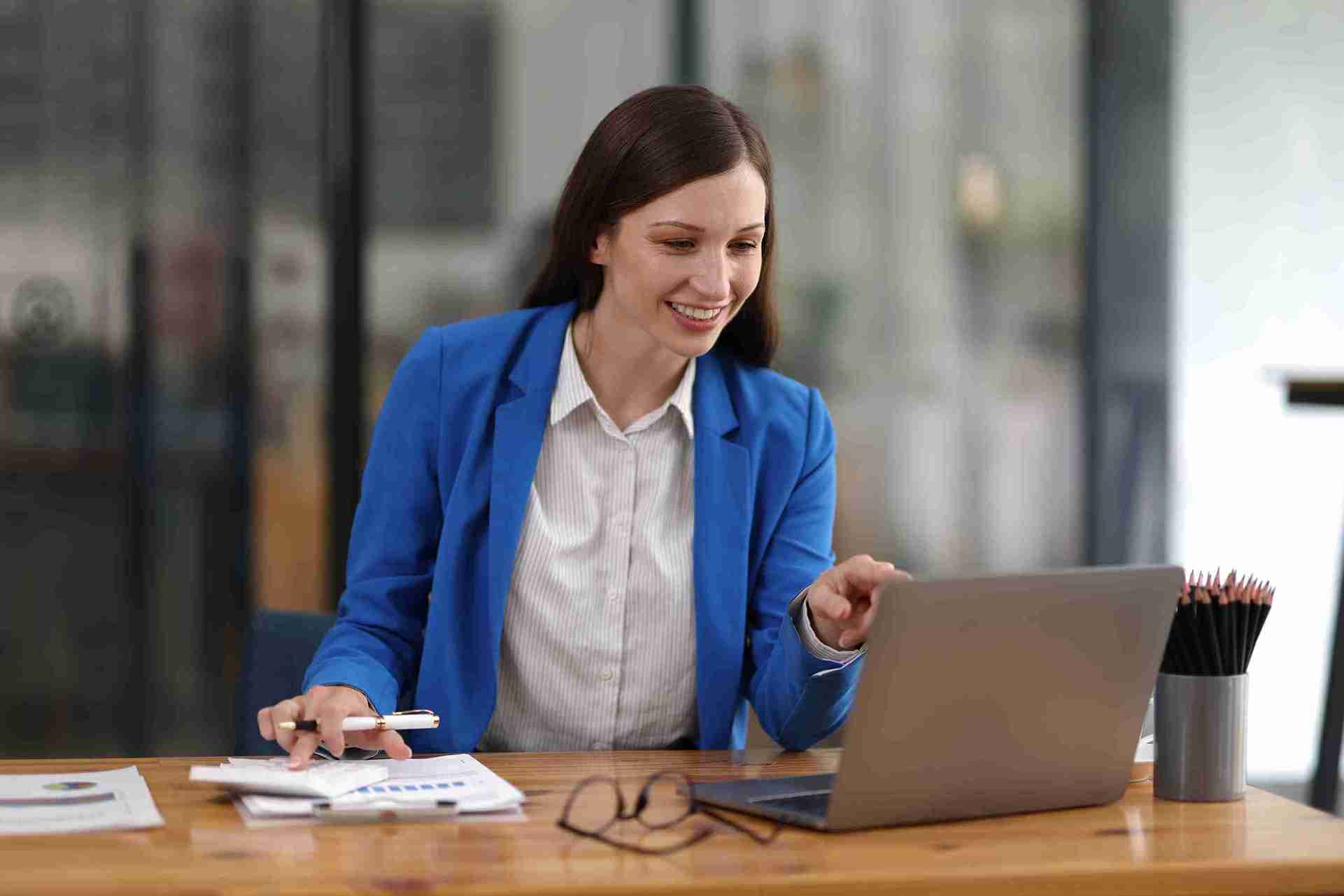 A female employee in front of a omputer.
