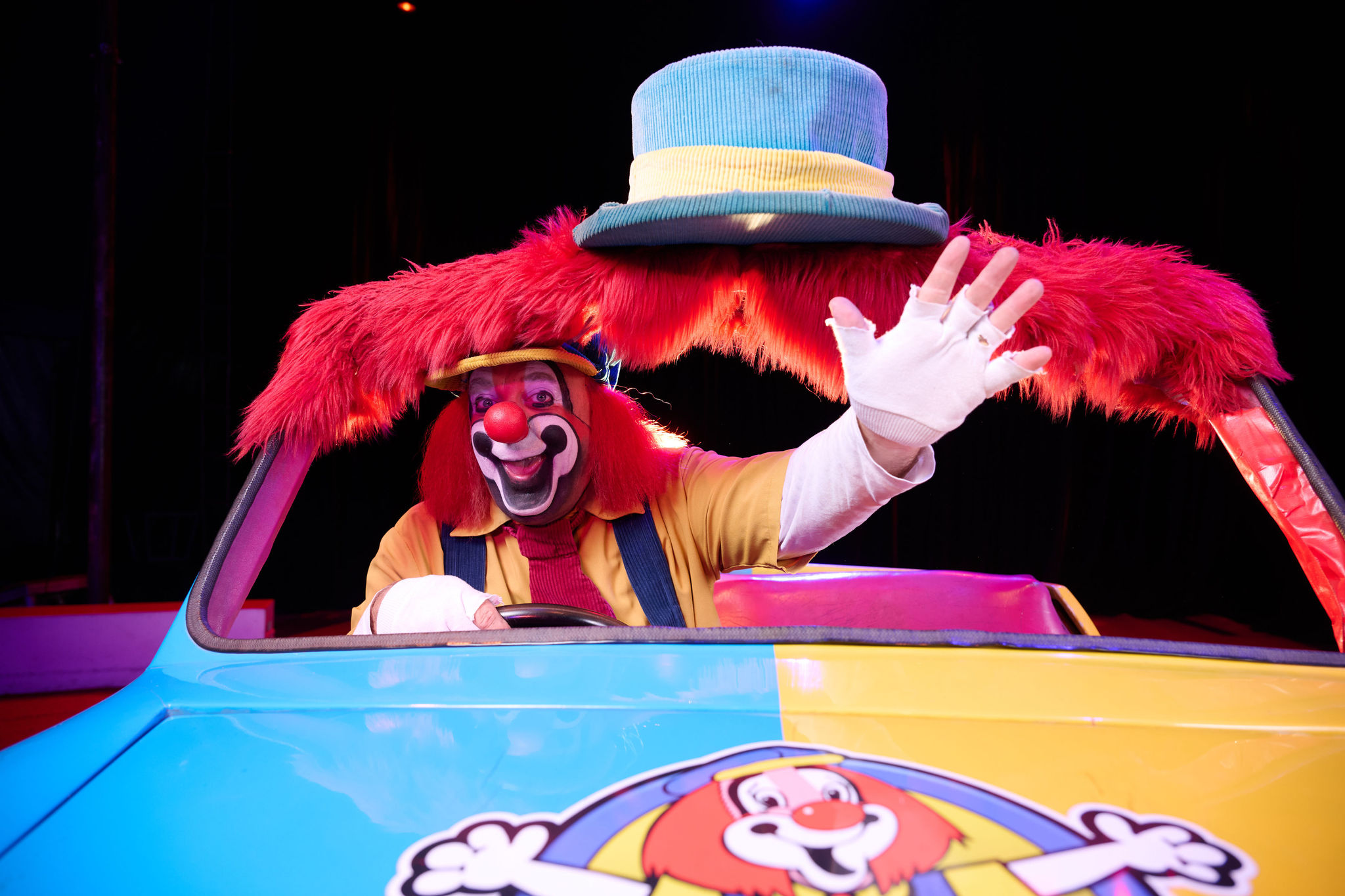 Hudsons Circus Rolls Back Into Airlie Beach