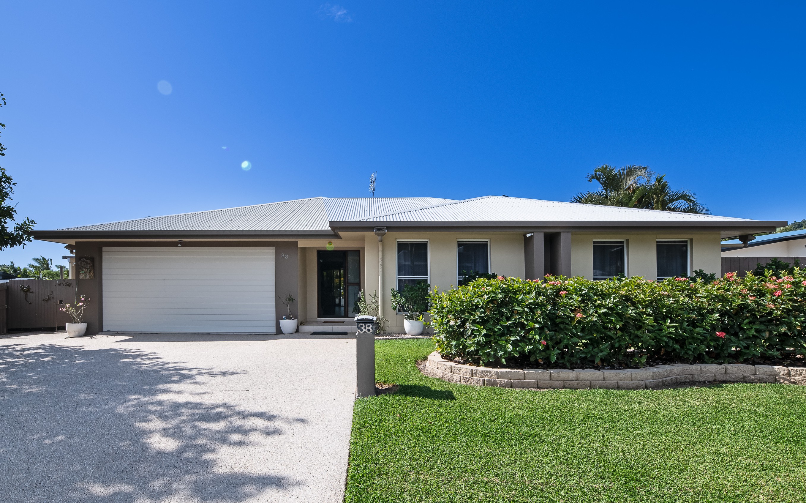 The Ultimate Family Package – Pool, Space & Side Access!