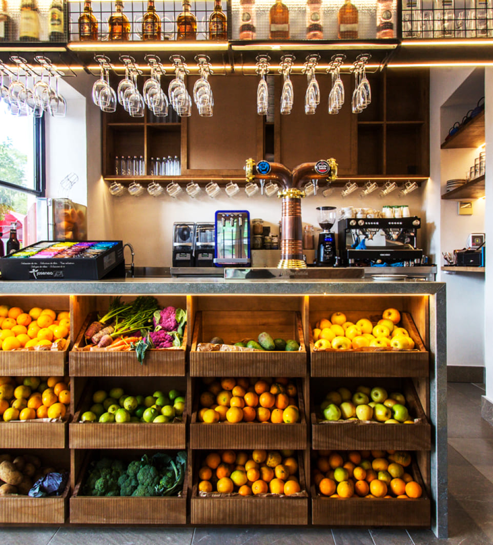 Barra del restaurante con mucha fruta