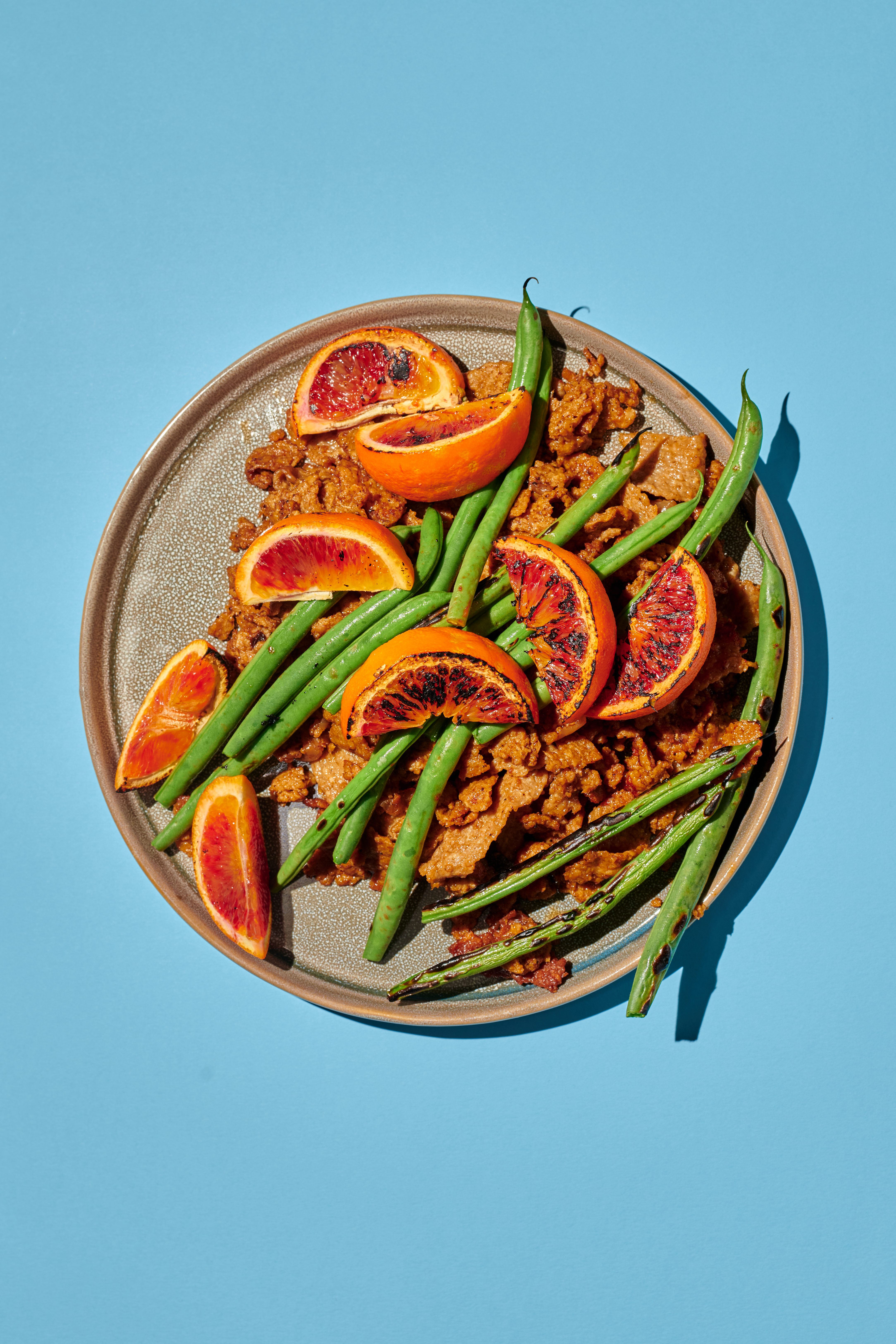 Gulerødder på blå tallerken