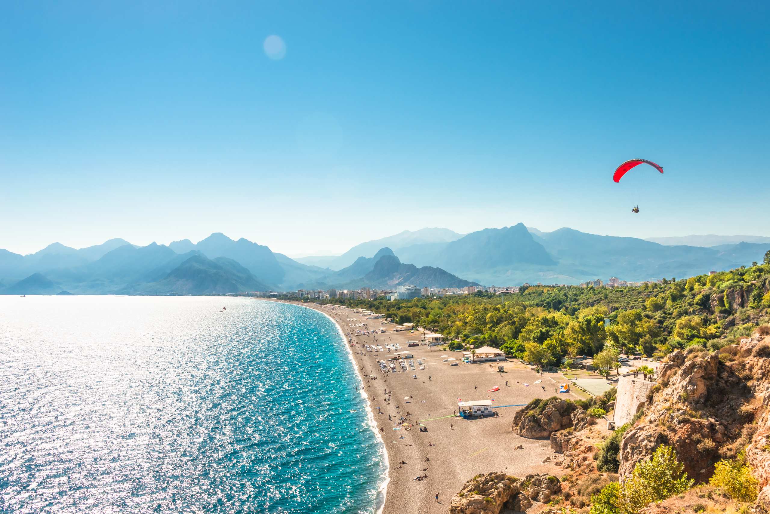 Strand von Antalya mit Gleitschirmflieger