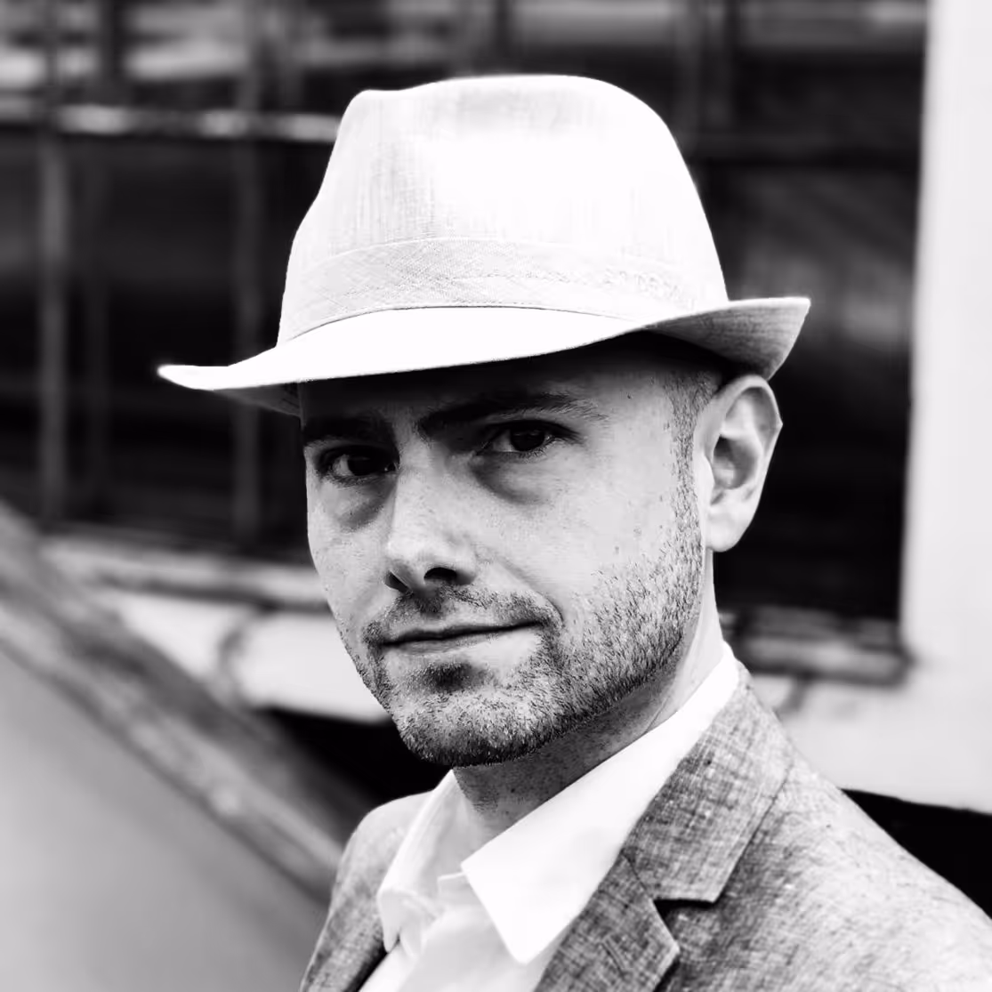 Joachim Svela med hatt