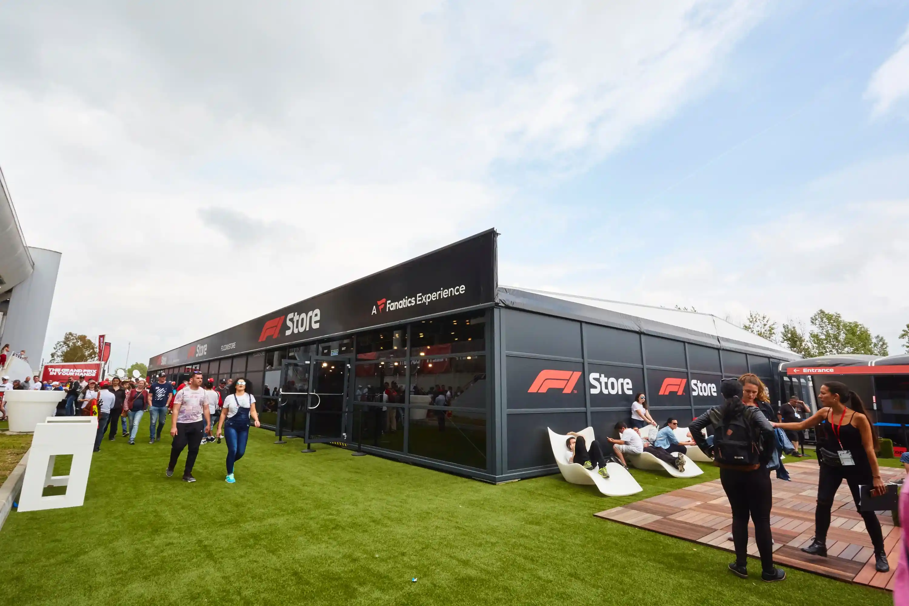 bobblehat-professional-shopfitting-team