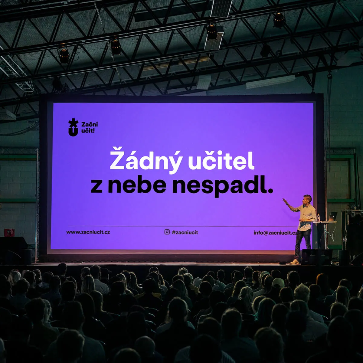 Plátno s prezentací na konferenci
