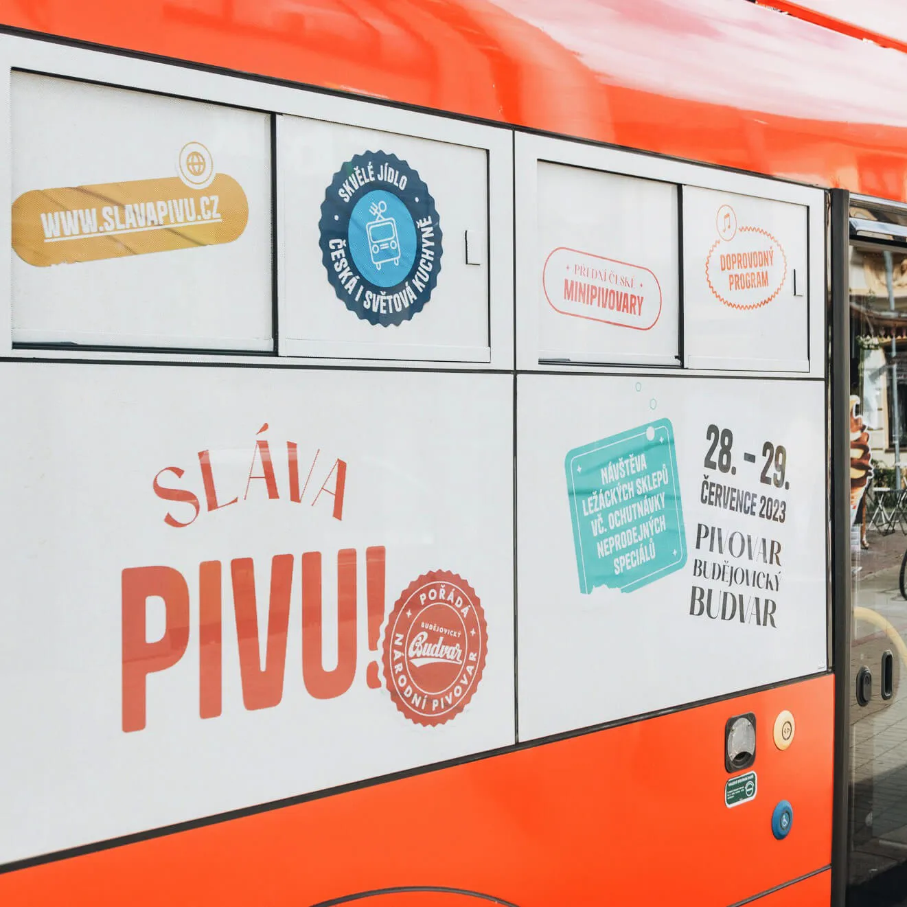 Polep Sláva pivu! na trolejbusu budějovické MHD