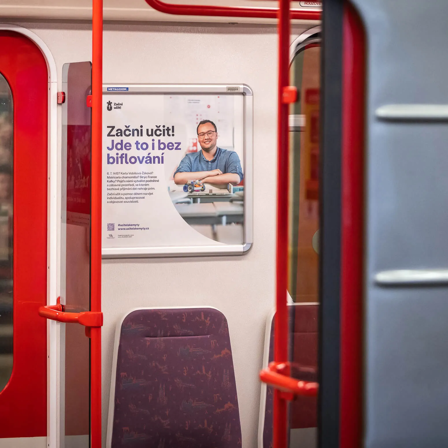Začni učit na plakátu v metru