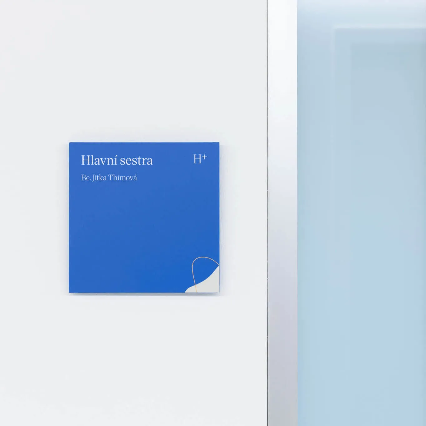 Design cedulky u dveří na klinice