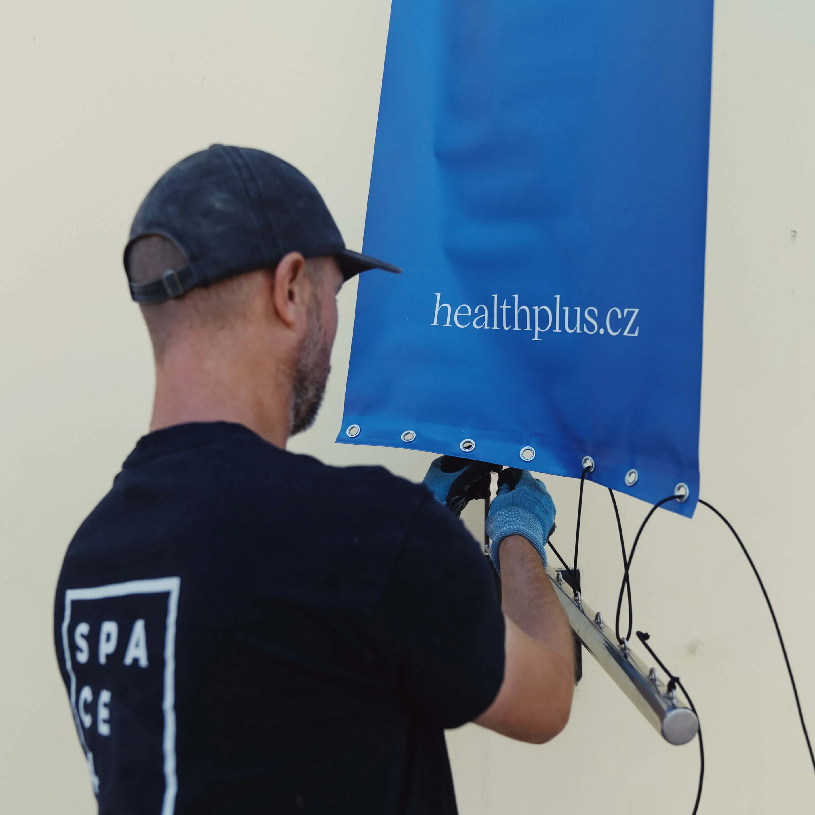 Instalace banneru na budovu