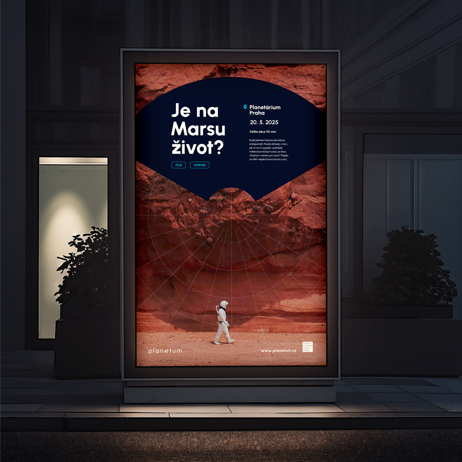 Plakát na projekci Planetum Praha umístěný ve světelné uliční vitríně.