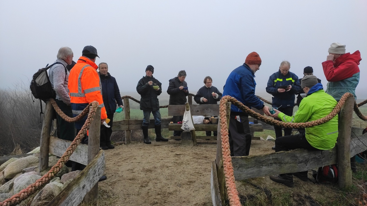Die Truppe stärkt sich nach erfolgreicher Arbeit mit Erbsensuppe.