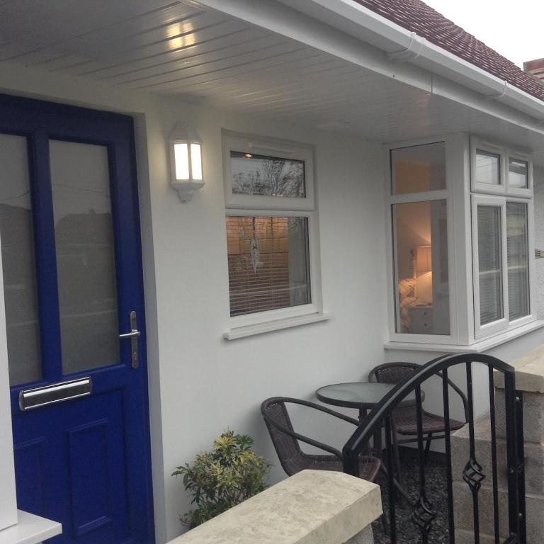 Cosy Coastal Lodge Walk to Beach Free Parking