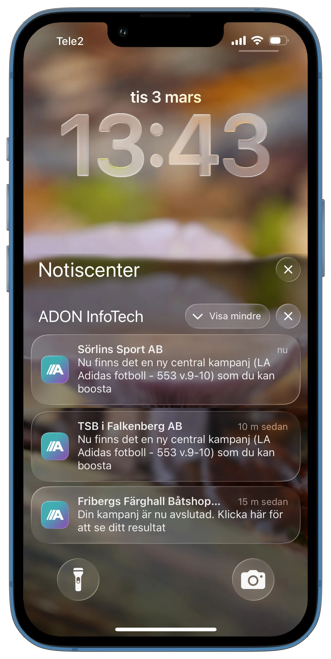 Diagram över Omni:s medieplattform med ikoner för butikskällor, sökmotorer, sociala medier, digitala sajter, utomhusskärmar, ljudkanaler och play-kanaler runt en central Omni-logotyp.