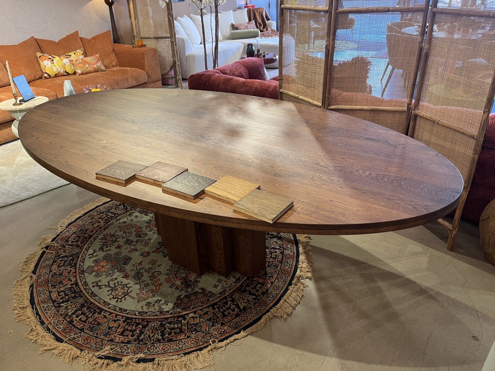 ovalen eettafel met kleurstalen diverse afwerkingen