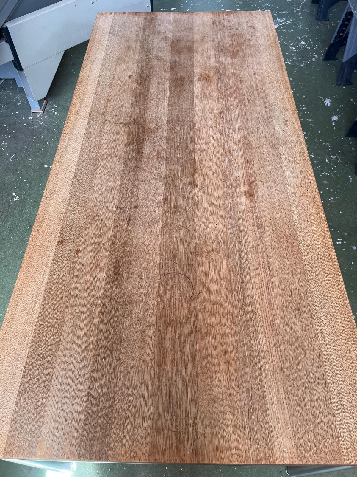 eettafel met verouderd en beschadigd hout
