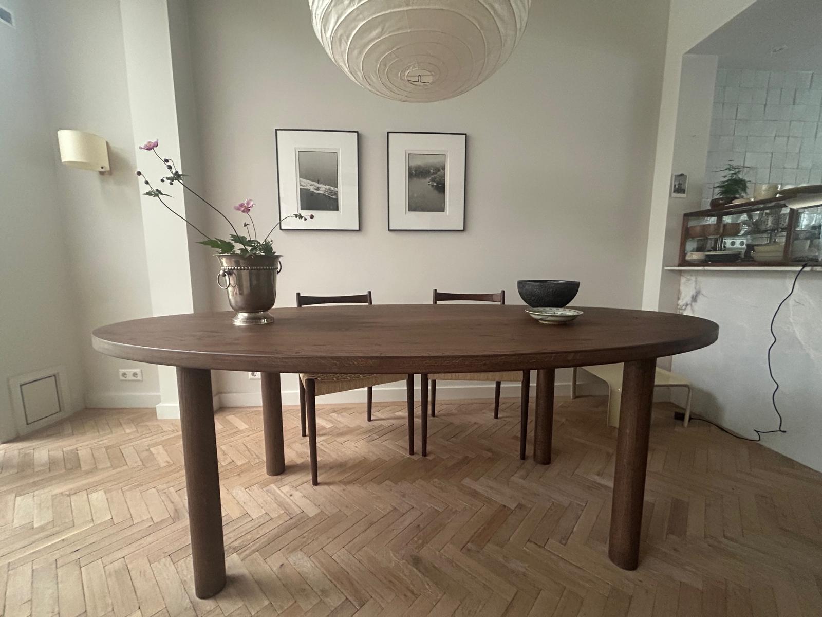 ellips vormige tafel met ronde poten