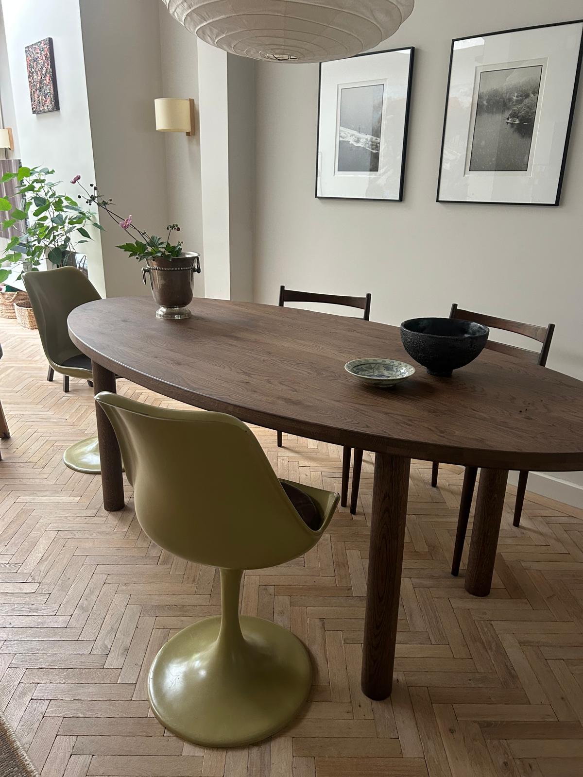 ellips vormige tafel met ronde poten