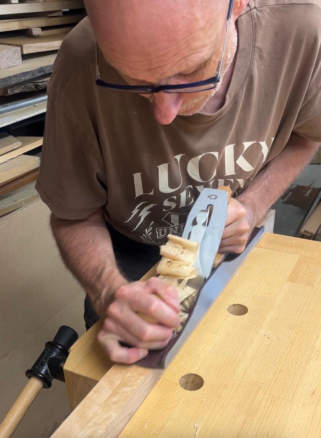 de poten zijn samengesteld uit twee lagen hout en worden met de hand geschaafd