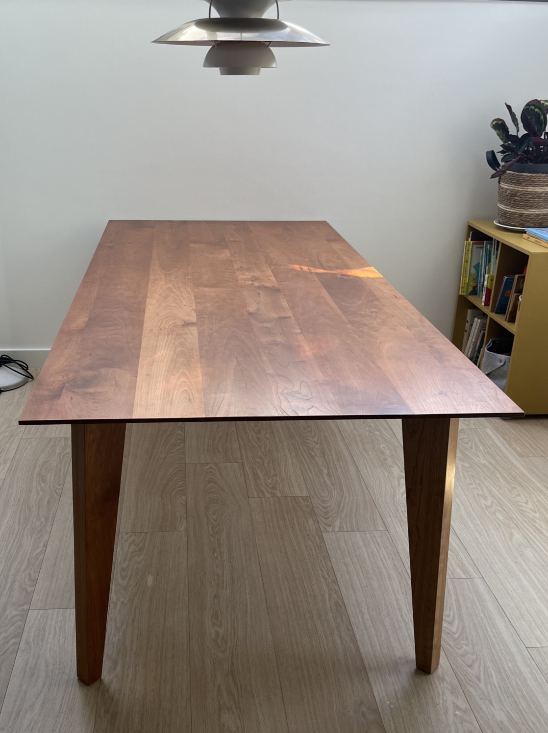 hernieuwd tafelblad met moderne taps toelopende poten