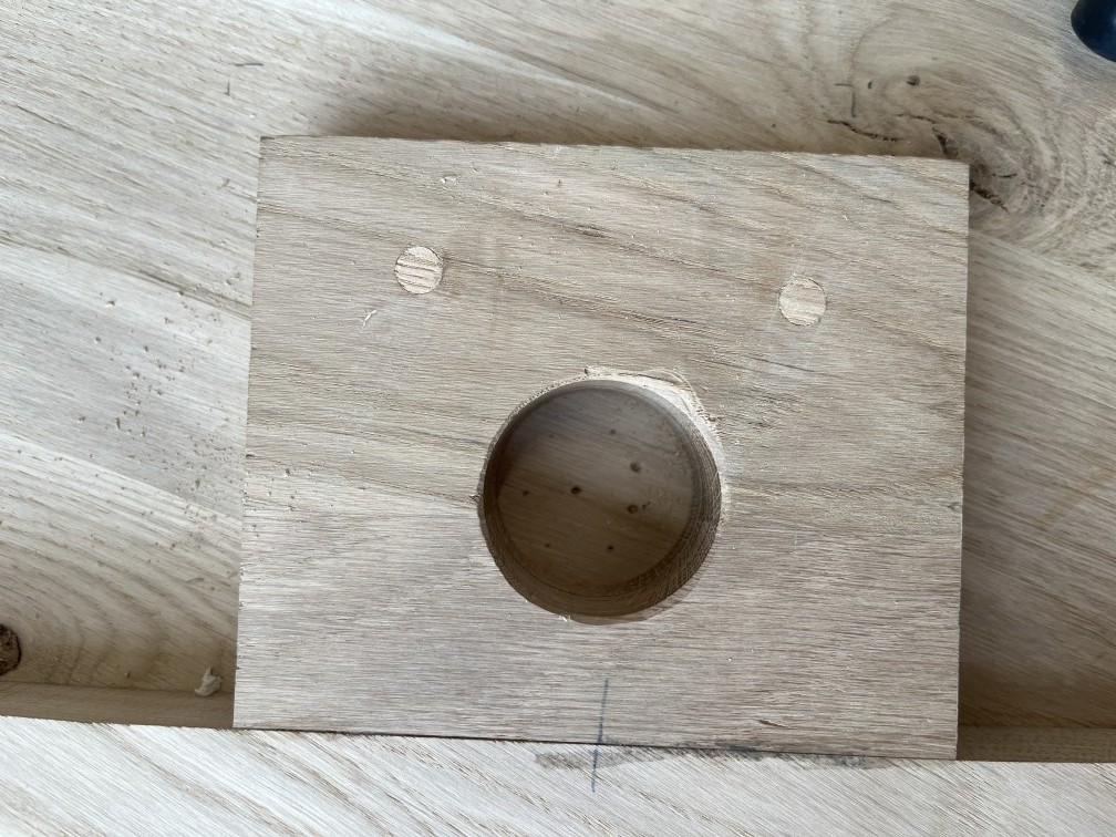 voor een stevige verbinding van de poten aan de het tafelblad is het blad verdikt tot 4 cm