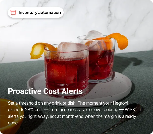 Versez à la main une boisson d'un shaker dans un verre sur le comptoir d'un bar avec un texte sur le coût des banquets et des événements.