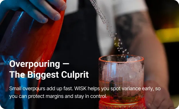 Gros plan de la main d'un barman versant du liquide dans un verre avec de la glace, accompagné d'un texte sur le débordement et le WISK aidant à détecter les écarts.