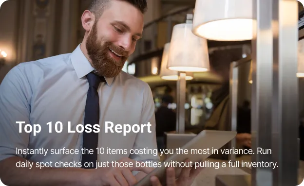 Homme souriant utilisant une tablette avec superposition de texte à propos de l'un des 10 principaux rapports de pertes pour le suivi des articles coûteux en inventaire.