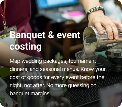 Versez à la main un liquide provenant d'un shaker métallique sur le comptoir d'un bar avec un texte sur les coûts des banquets et des événements.