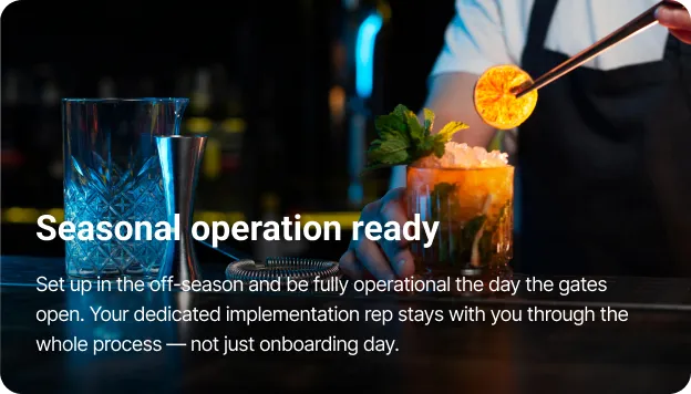 Un barman garnit un cocktail d'une tranche d'orange séchée derrière des ustensiles de bar, avec un texte sur l'état de préparation aux opérations saisonnières.