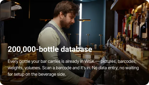 Barman en chemise et gilet verts scannant le code-barres d'une bouteille derrière un bar avec des étagères de bouteilles d'alcool.