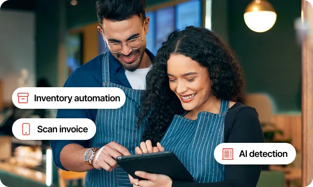 Deux personnes en tablier sourient et regardent une tablette numérique avec des étiquettes pour l'automatisation des stocks, la numérisation des factures et la détection par IA autour d'elles.