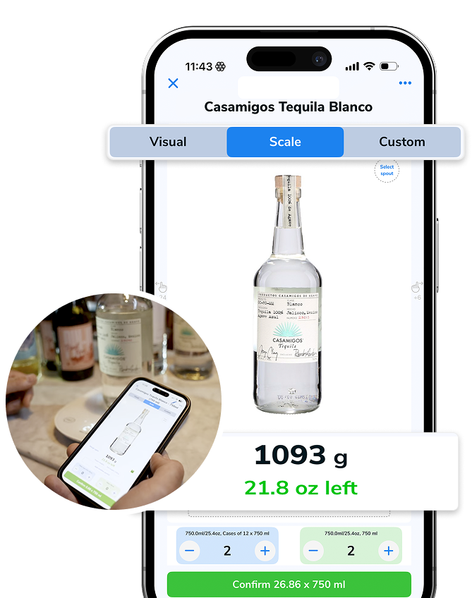 L'écran du smartphone affiche une application contenant une bouteille de tequila blanco Casamigos, pesant 1093 grammes alors qu'il en reste 21,8 onces, et des options de sélection de la quantité ; l'encart montre une main tenant le téléphone au-dessus d'une table avec des bouteilles.
