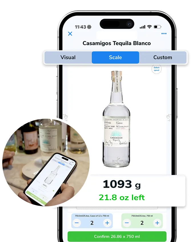 L'écran du smartphone affiche une application contenant une bouteille de tequila blanco Casamigos, pesant 1093 grammes alors qu'il en reste 21,8 onces, et des options de sélection de la quantité ; l'encart montre une main tenant le téléphone au-dessus d'une table avec des bouteilles.