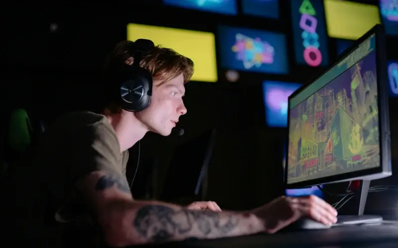 An attendee taking part in virtual event gamification.