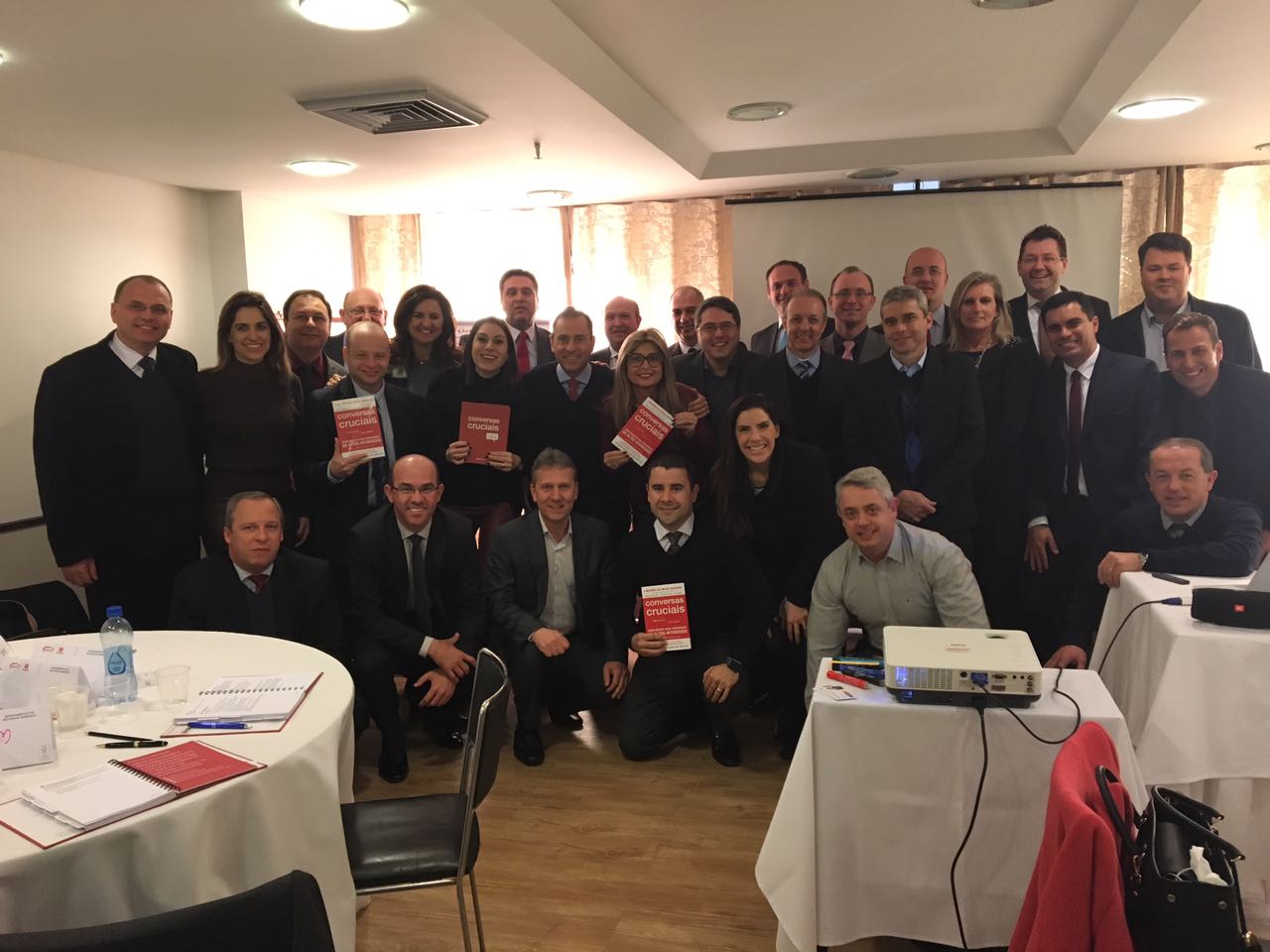 Imagem de uma turma ao final de um treinamento corporativo com todos reunidos.