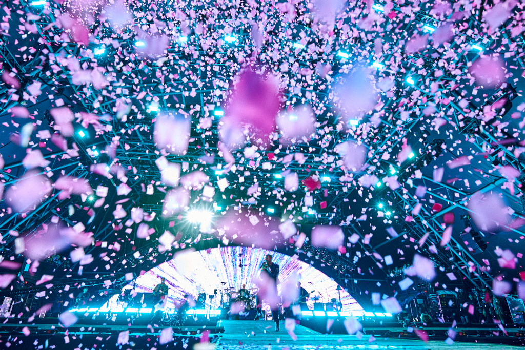 Coldplay concert Glastonbury, pink confetti
