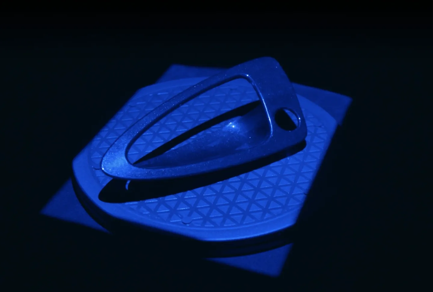 Blue light scan of an automotive door handle