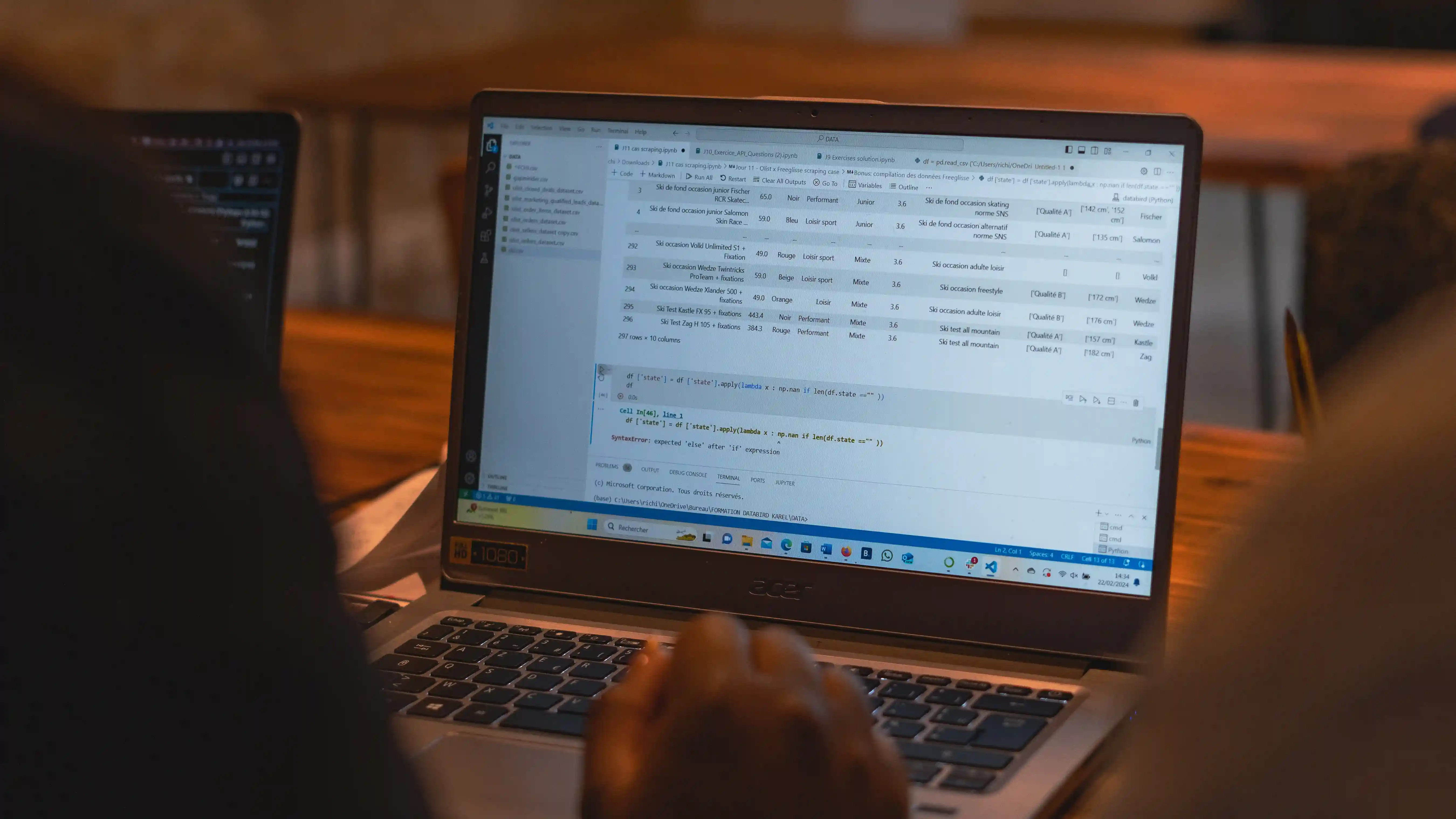 un ordinateur portable affichant du code python sur un écran, ambiance chaude et travail sur les données