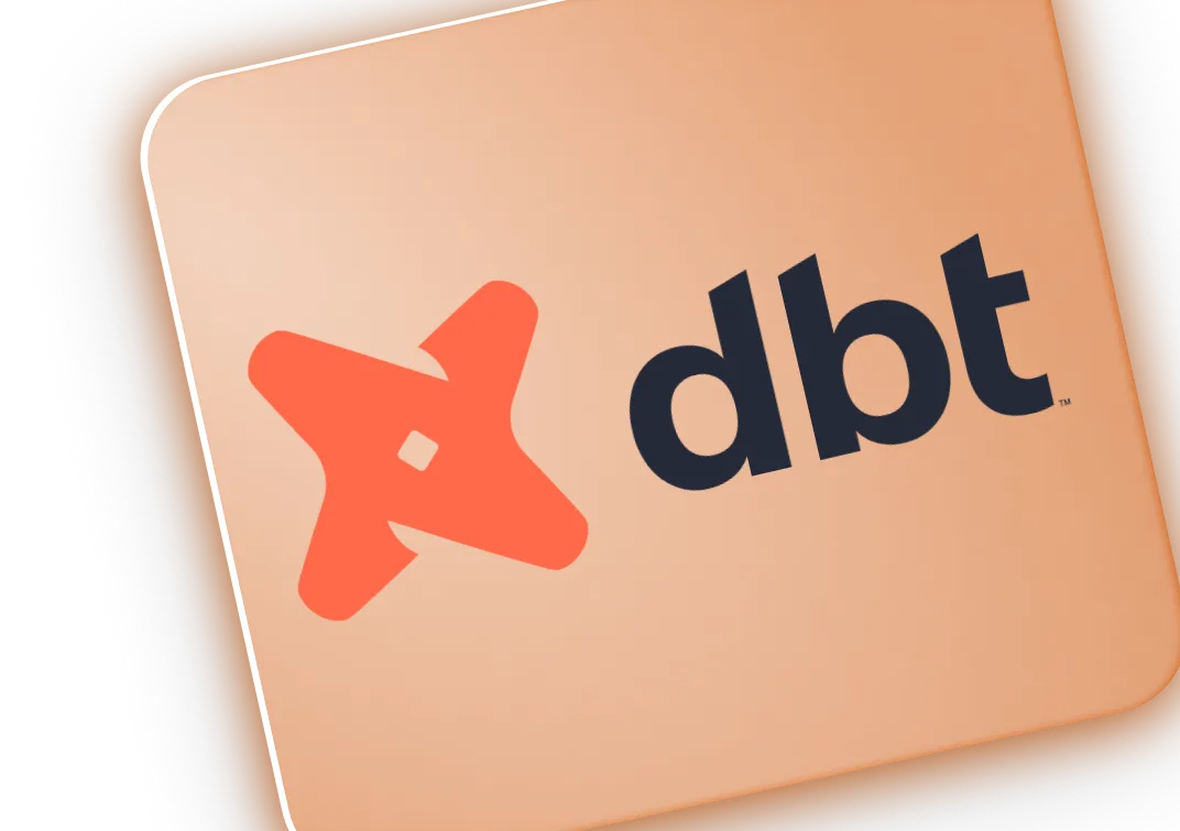 logo dbt sur fond peach, icône orange et lettrage noir, adapté à la formation data et intelligence artificielle.