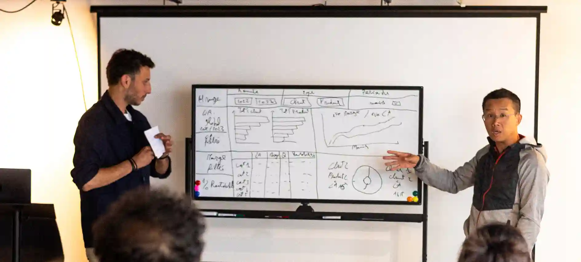 photos de personnes présentant un tableau data