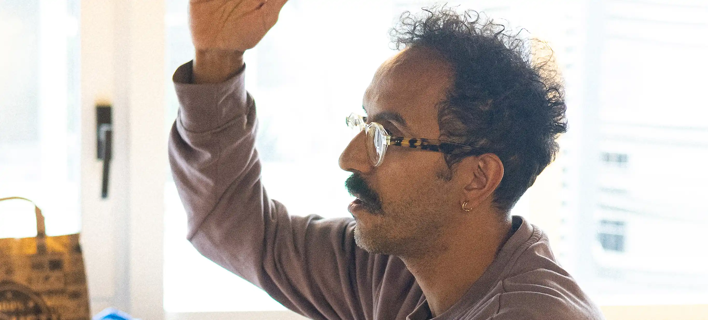 Photo d'un étudiant levant la main