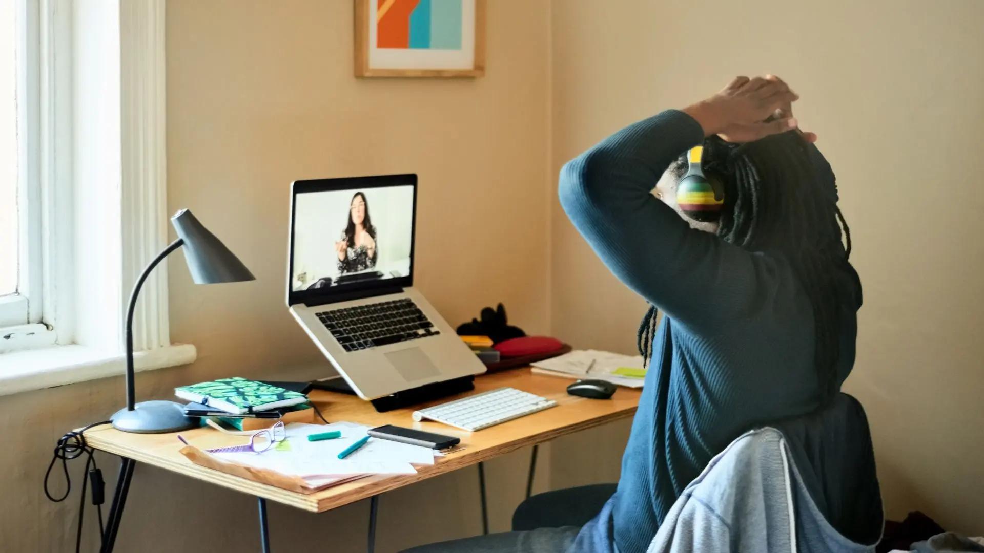 Photo d'un étudiant levant la main