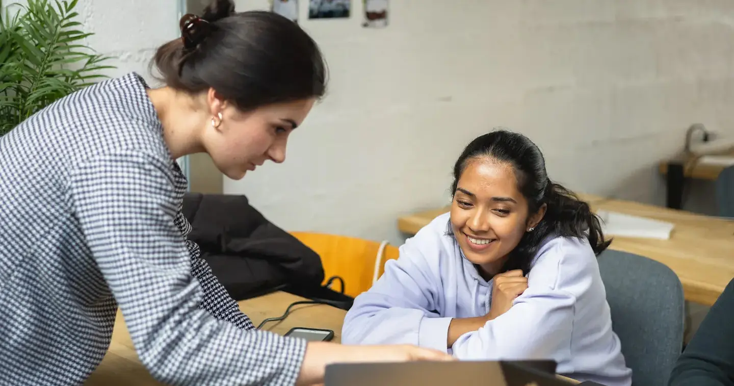 photo d'étudiants en classe a l'écoute